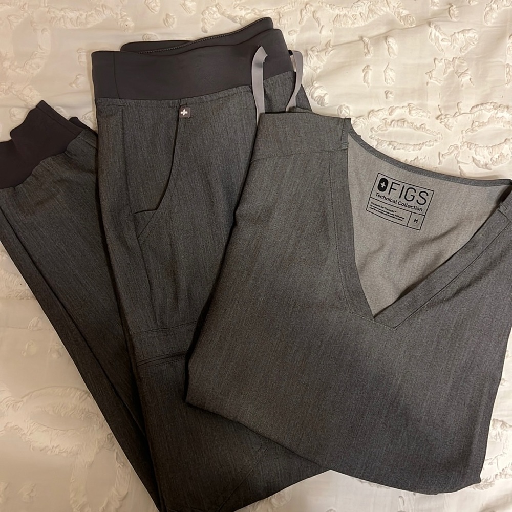 FIGS 3 Pocket Scrub Top + Zamora Joggers - Size M in Graphite - Picture 3 of 5